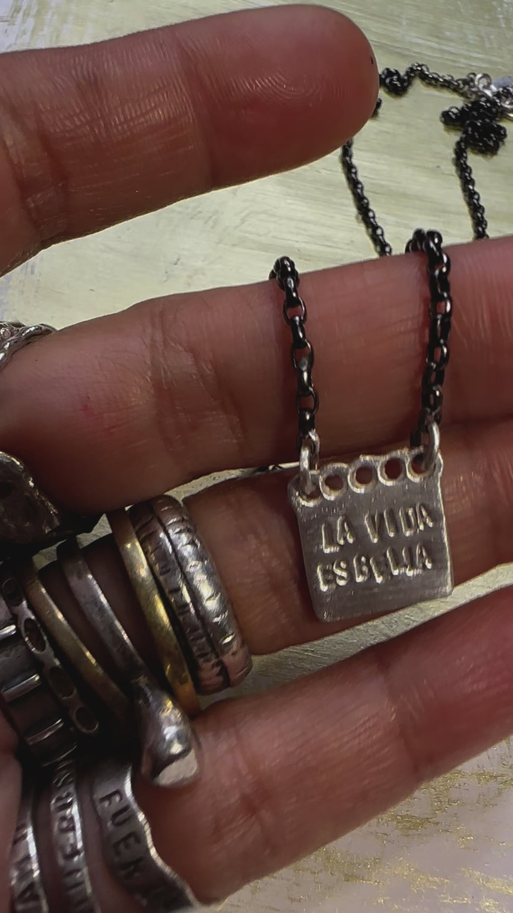 LA VIDA ES BELLA Amuleto