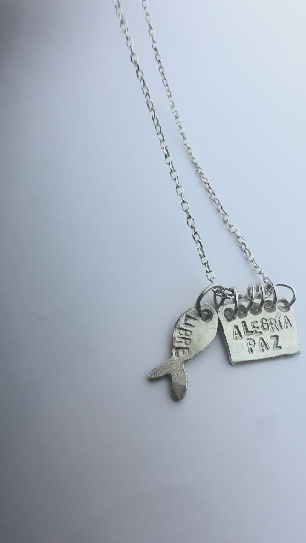 Amuleto y pez. Soy libre.La combinación perfecta.