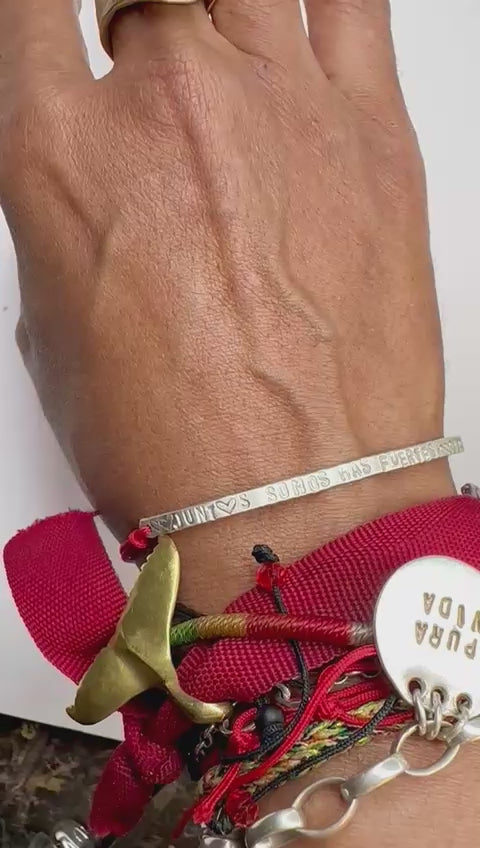 JUNTOS SOMOS MAS FUERTES pulcera de plata. Puede ser con el mensaje que quieras máximo 3 palabras cortas.