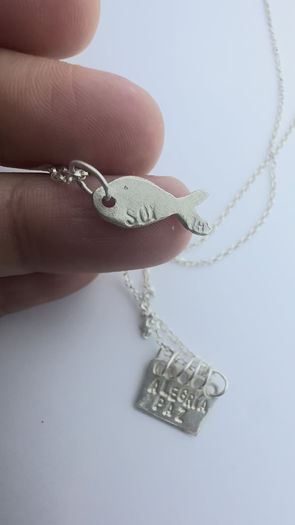 Amuleto y pez. Soy libre.La combinación perfecta.